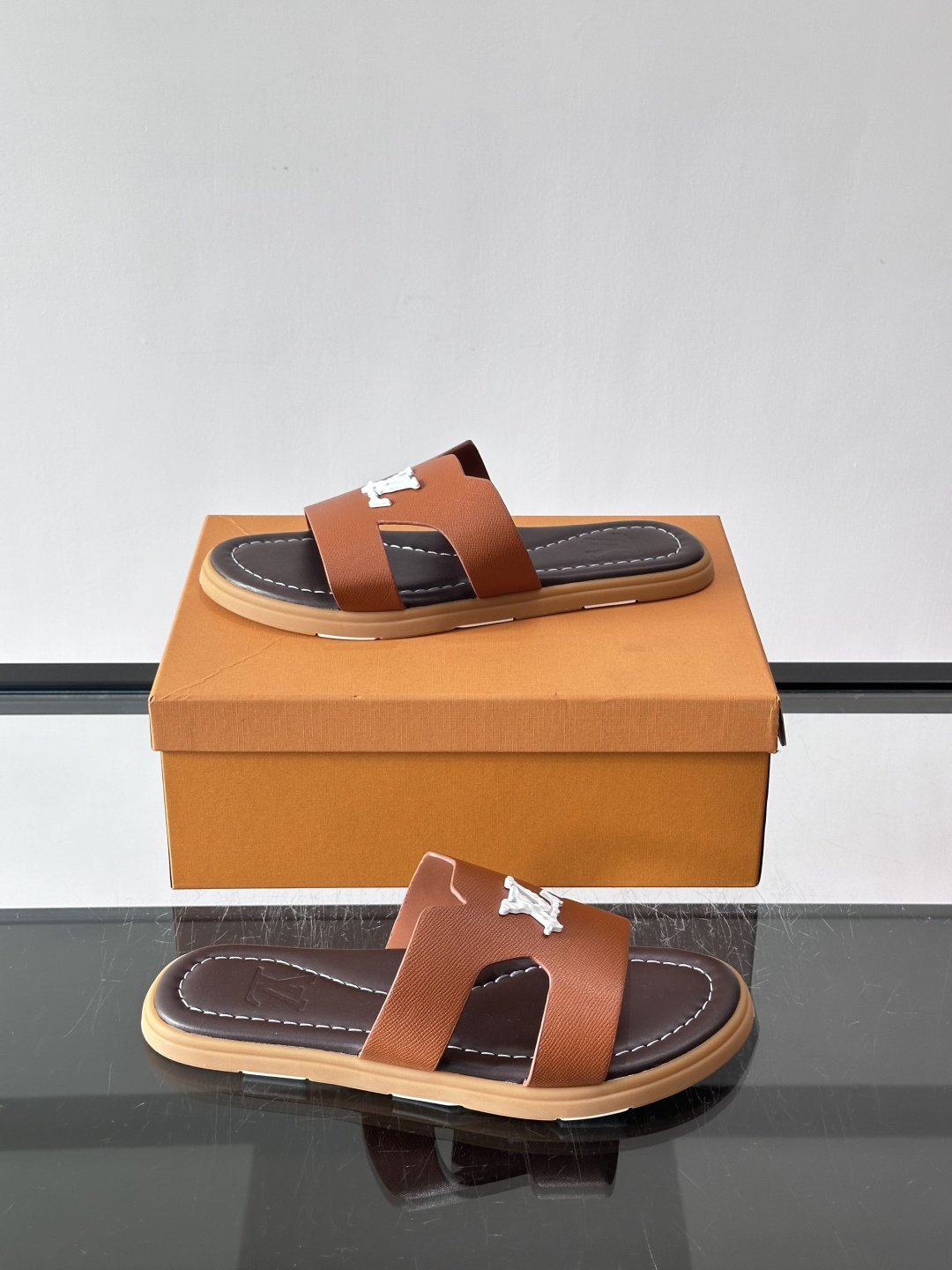 ​​✨LV Isola系列凉拖鞋，采用Monogram压花皮革，搭配橡胶鞋底，简约又有辨识度。鞋面“LV