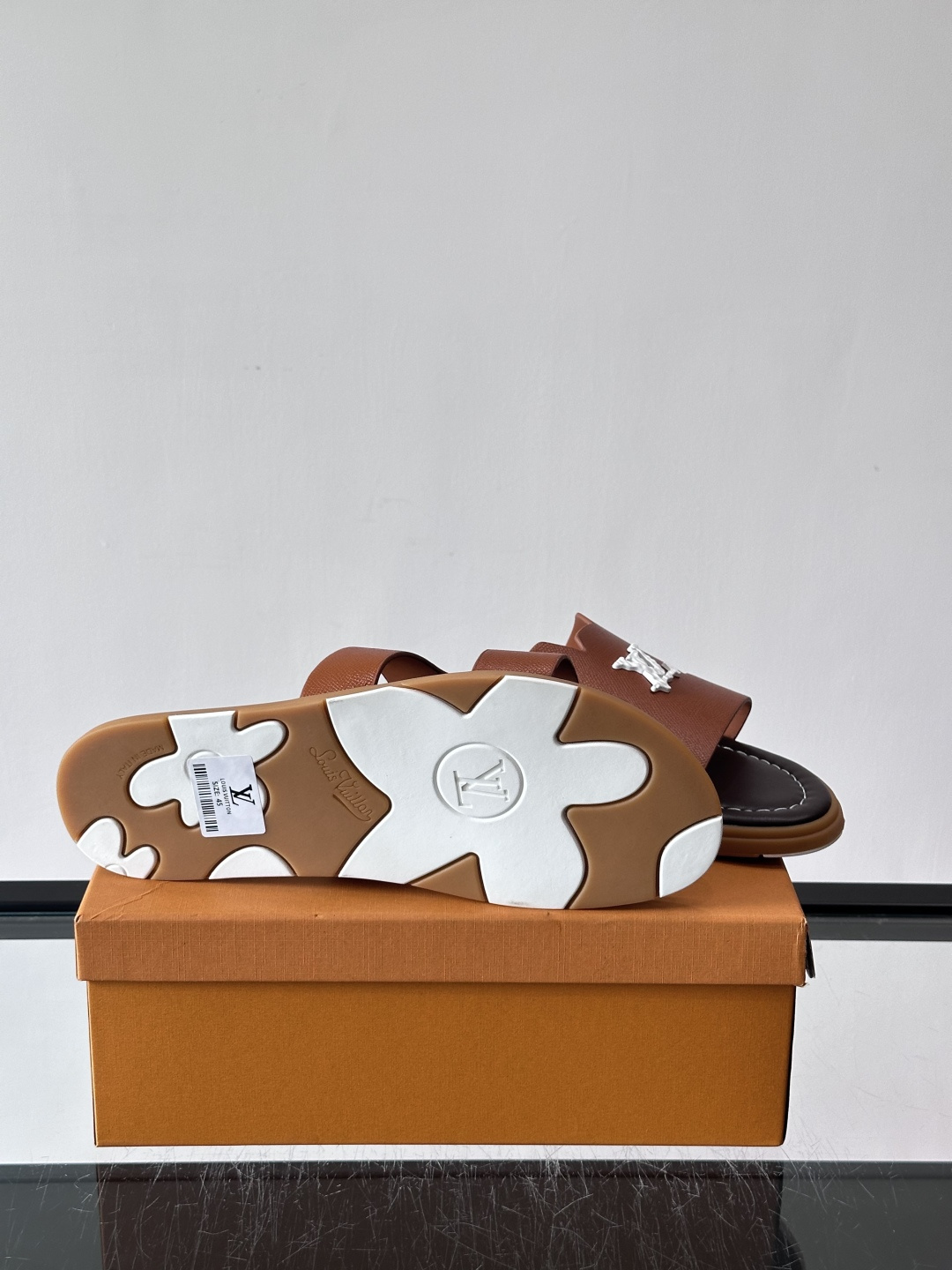 ​​✨LV Isola系列凉拖鞋，采用Monogram压花皮革，搭配橡胶鞋底，简约又有辨识度。鞋面“LV