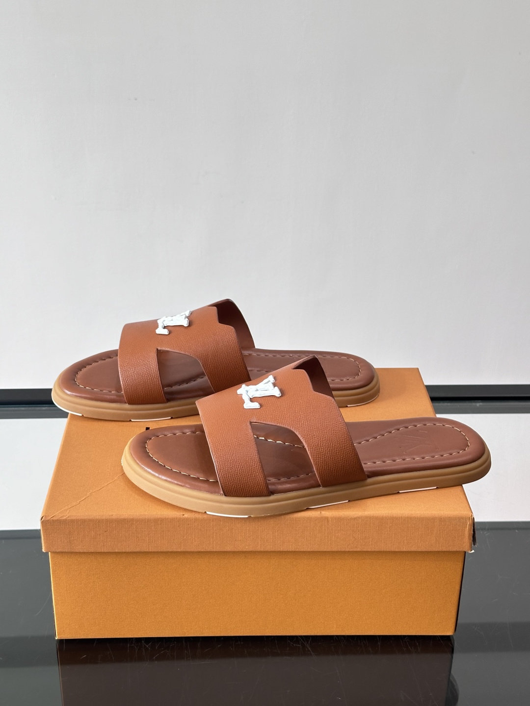 ​​✨LV Isola系列凉拖鞋，采用Monogram压花皮革，搭配橡胶鞋底，简约又有辨识度。鞋面“LV