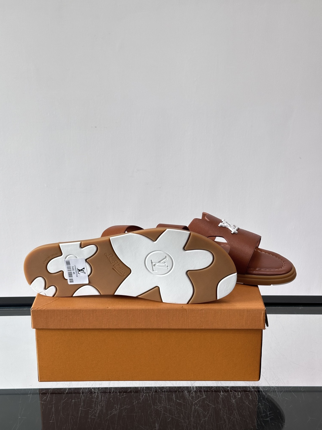 ​​✨LV Isola系列凉拖鞋，采用Monogram压花皮革，搭配橡胶鞋底，简约又有辨识度。鞋面“LV