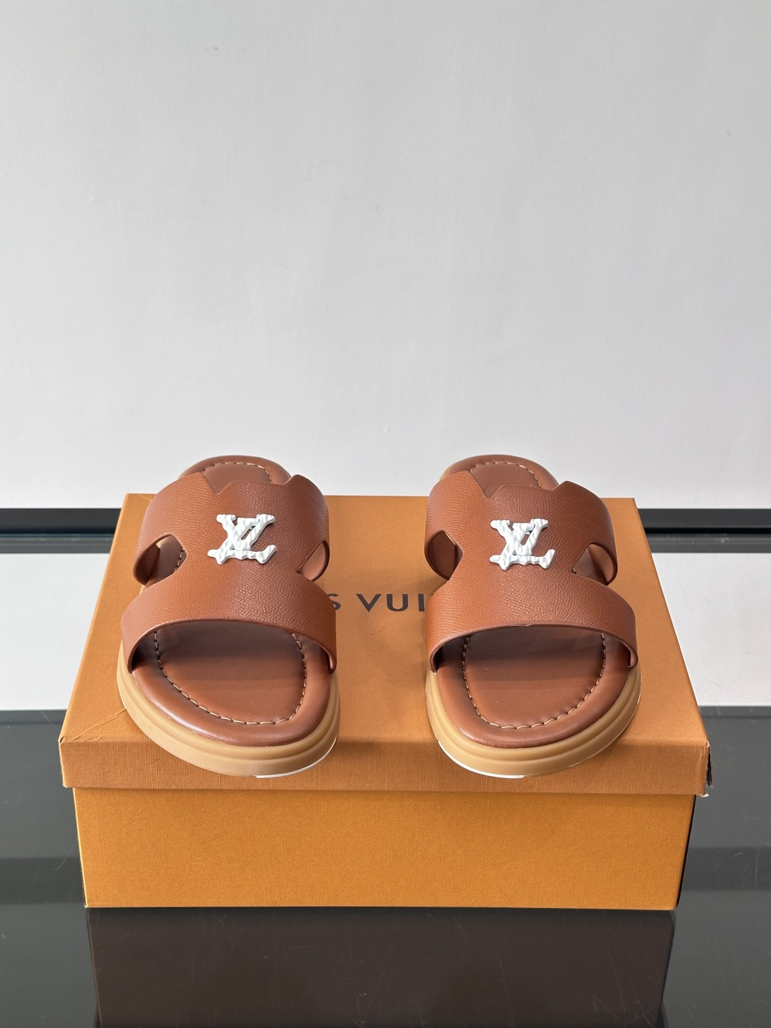 ​​✨LV Isola系列凉拖鞋，采用Monogram压花皮革，搭配橡胶鞋底，简约又有辨识度。鞋面“LV