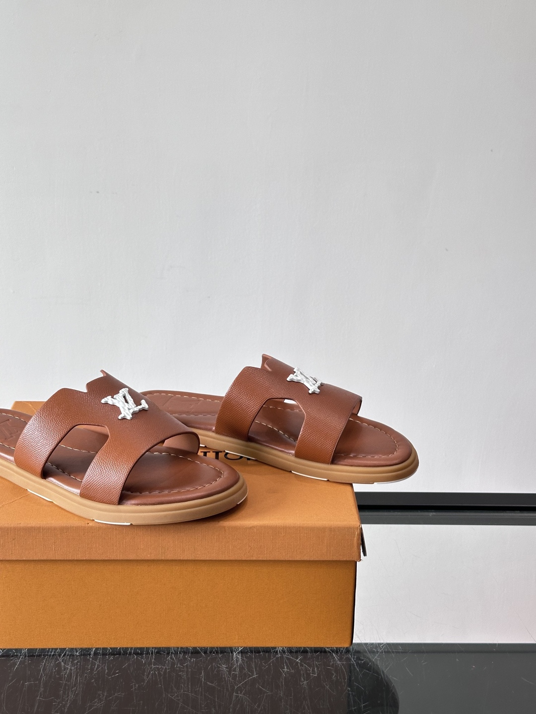 ​​✨LV Isola系列凉拖鞋，采用Monogram压花皮革，搭配橡胶鞋底，简约又有辨识度。鞋面“LV