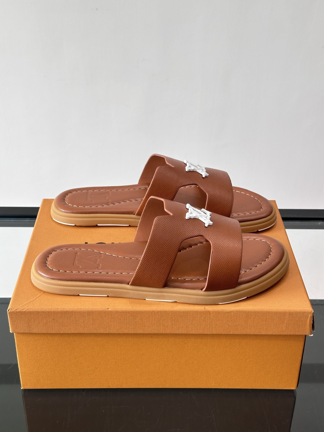 ​​✨LV Isola系列凉拖鞋，采用Monogram压花皮革，搭配橡胶鞋底，简约又有辨识度。鞋面“LV