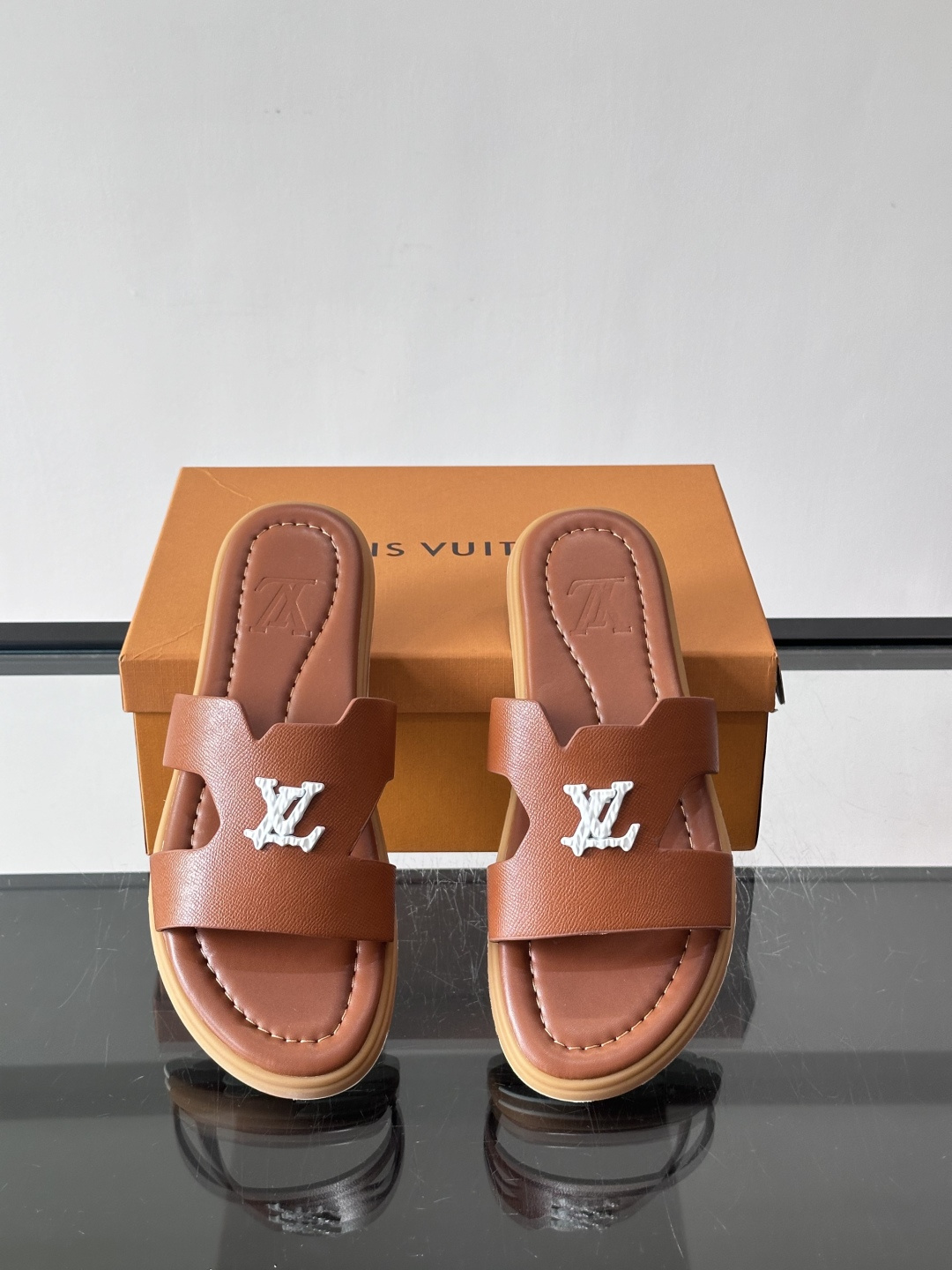 ​​✨LV Isola系列凉拖鞋，采用Monogram压花皮革，搭配橡胶鞋底，简约又有辨识度。鞋面“LV