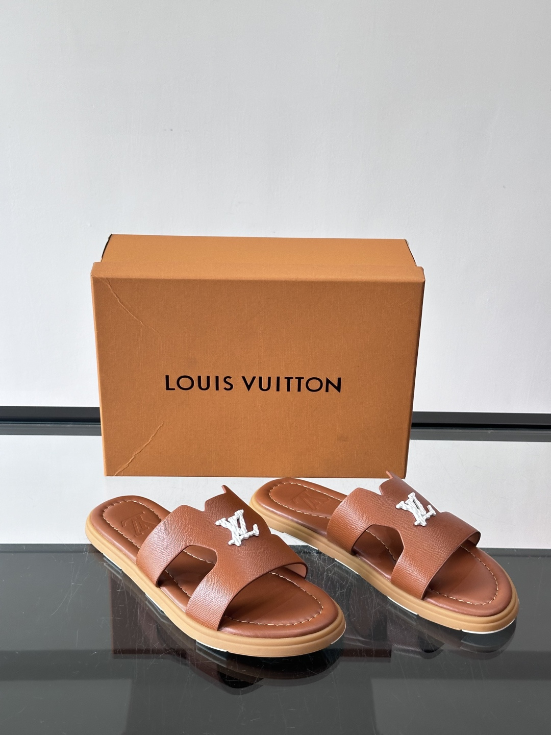 ​​✨LV Isola系列凉拖鞋，采用Monogram压花皮革，搭配橡胶鞋底，简约又有辨识度。鞋面“LV
