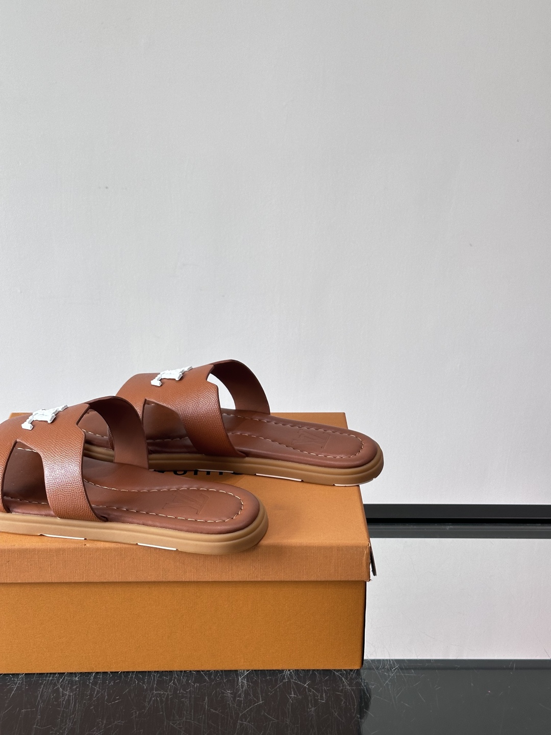 ​​✨LV Isola系列凉拖鞋，采用Monogram压花皮革，搭配橡胶鞋底，简约又有辨识度。鞋面“LV