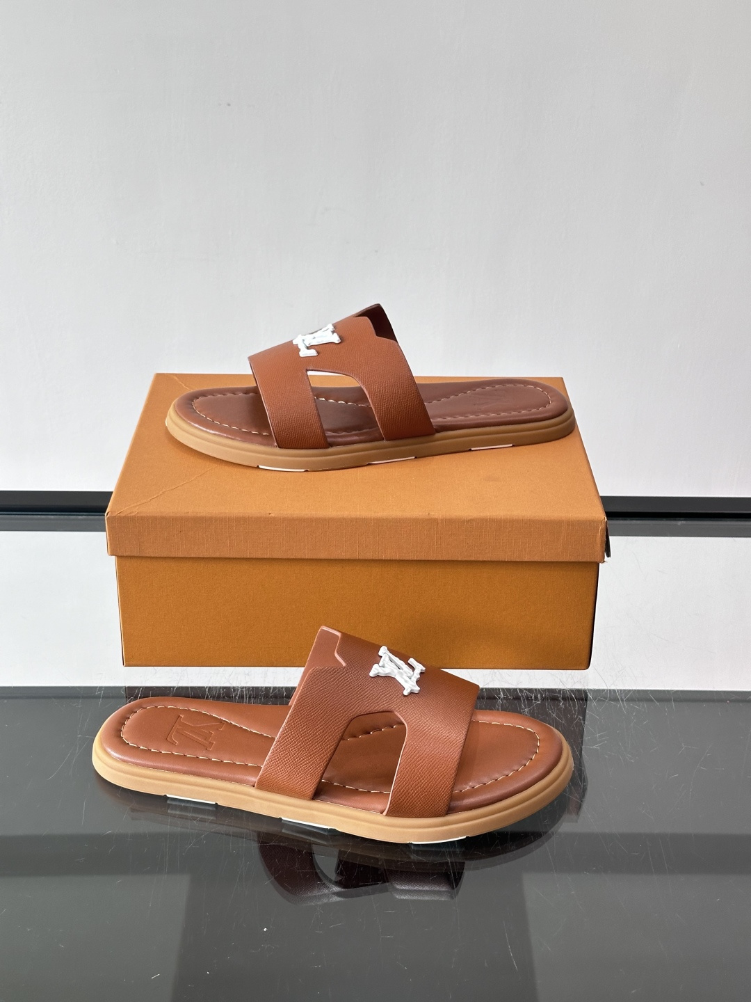 ​​✨LV Isola系列凉拖鞋，采用Monogram压花皮革，搭配橡胶鞋底，简约又有辨识度。鞋面“LV