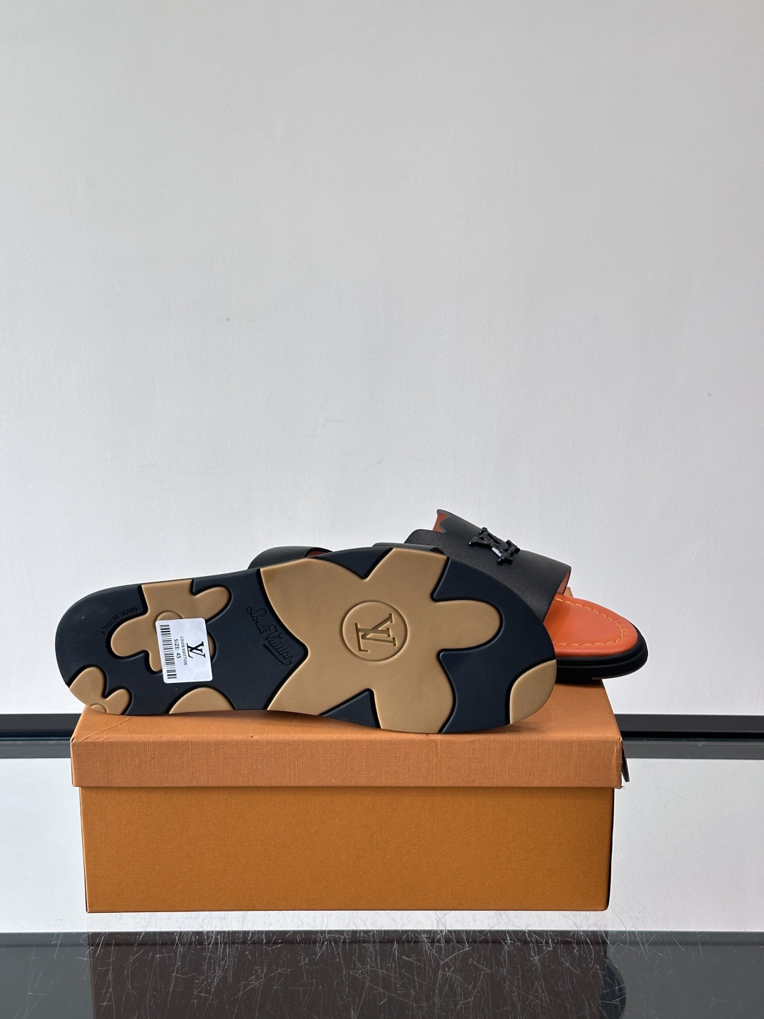 ​​✨LV Isola系列凉拖鞋，采用Monogram压花皮革，搭配橡胶鞋底，简约又有辨识度。鞋面“LV