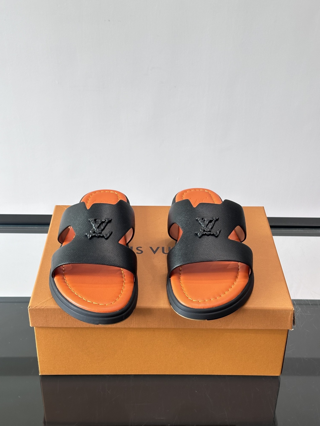 ​​✨LV Isola系列凉拖鞋，采用Monogram压花皮革，搭配橡胶鞋底，简约又有辨识度。鞋面“LV