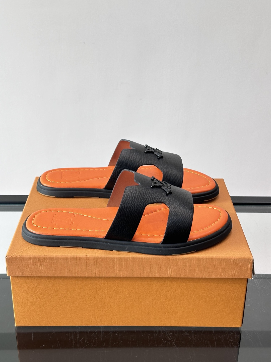 ​​✨LV Isola系列凉拖鞋，采用Monogram压花皮革，搭配橡胶鞋底，简约又有辨识度。鞋面“LV