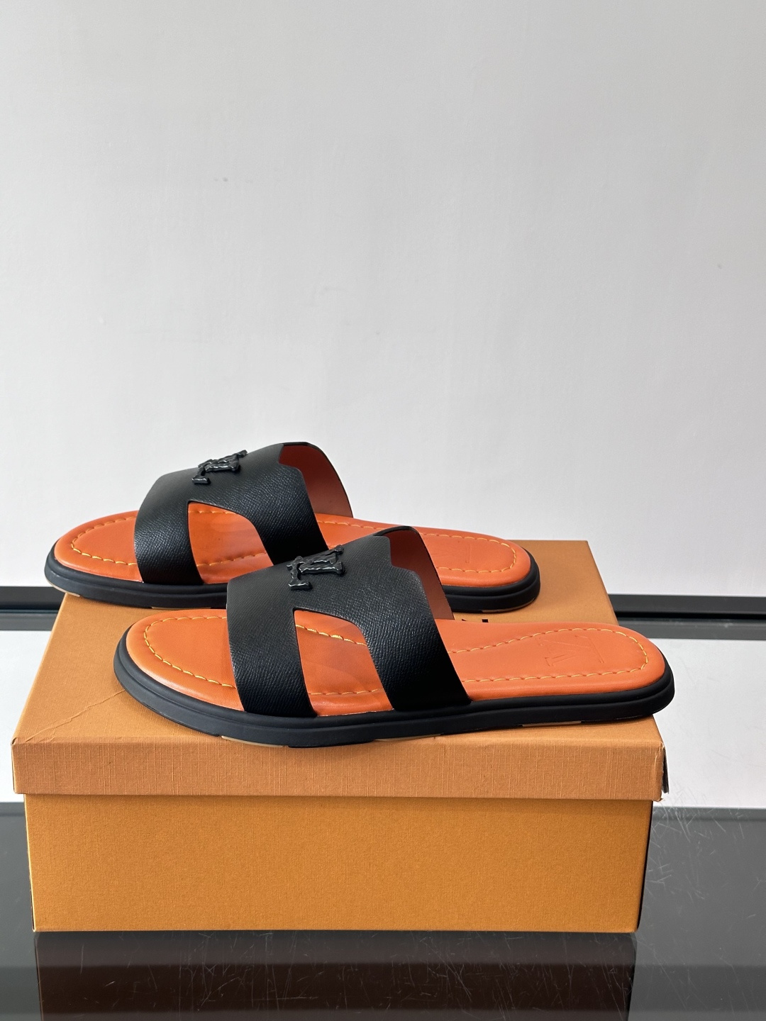 ​​✨LV Isola系列凉拖鞋，采用Monogram压花皮革，搭配橡胶鞋底，简约又有辨识度。鞋面“LV