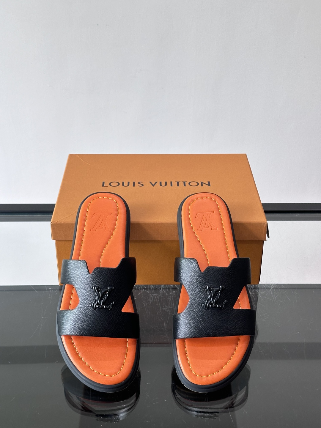 ​​✨LV Isola系列凉拖鞋，采用Monogram压花皮革，搭配橡胶鞋底，简约又有辨识度。鞋面“LV