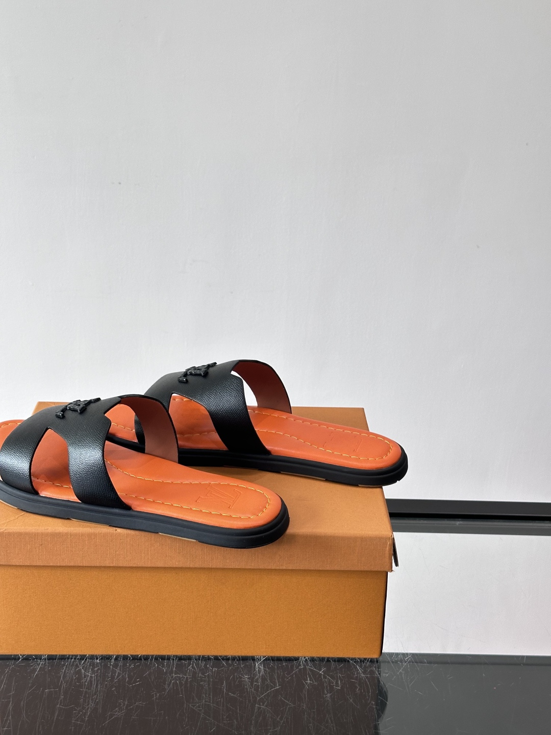 ​​✨LV Isola系列凉拖鞋，采用Monogram压花皮革，搭配橡胶鞋底，简约又有辨识度。鞋面“LV