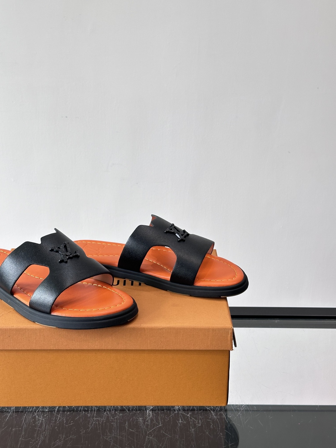 ​​✨LV Isola系列凉拖鞋，采用Monogram压花皮革，搭配橡胶鞋底，简约又有辨识度。鞋面“LV