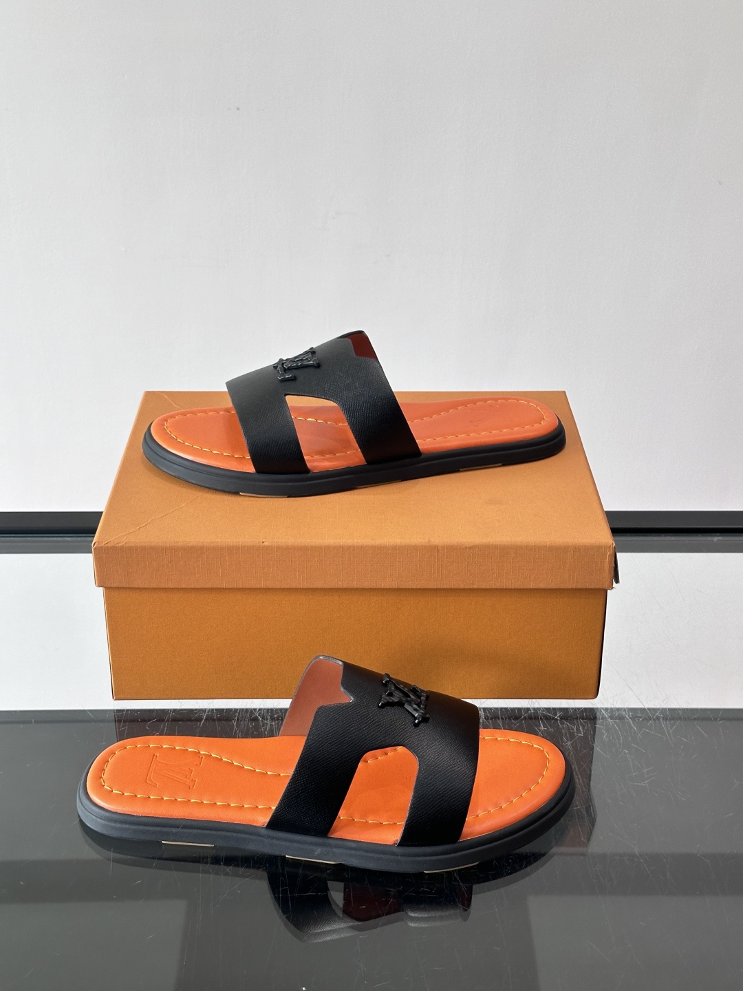 ​​✨LV Isola系列凉拖鞋，采用Monogram压花皮革，搭配橡胶鞋底，简约又有辨识度。鞋面“LV