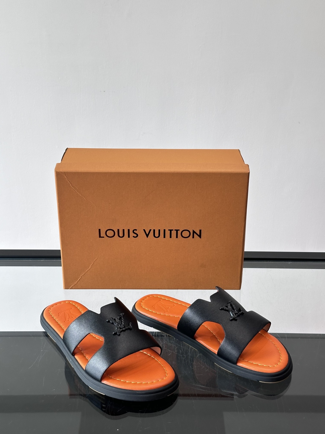 ​​✨LV Isola系列凉拖鞋，采用Monogram压花皮革，搭配橡胶鞋底，简约又有辨识度。鞋面“LV
