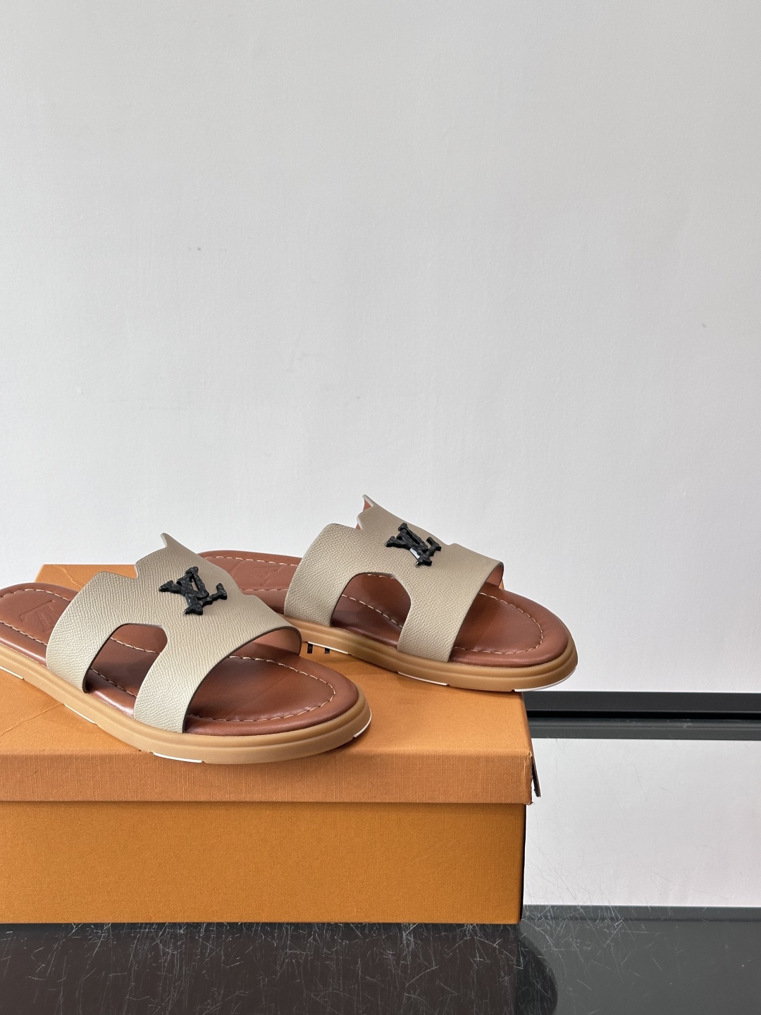 ​​✨LV Isola系列凉拖鞋，采用Monogram压花皮革，搭配橡胶鞋底，简约又有辨识度。鞋面“LV