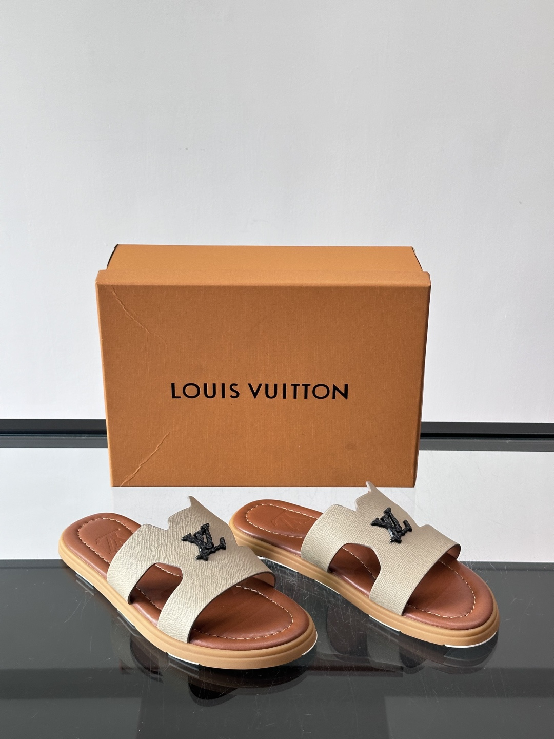 ​​✨LV Isola系列凉拖鞋，采用Monogram压花皮革，搭配橡胶鞋底，简约又有辨识度。鞋面“LV