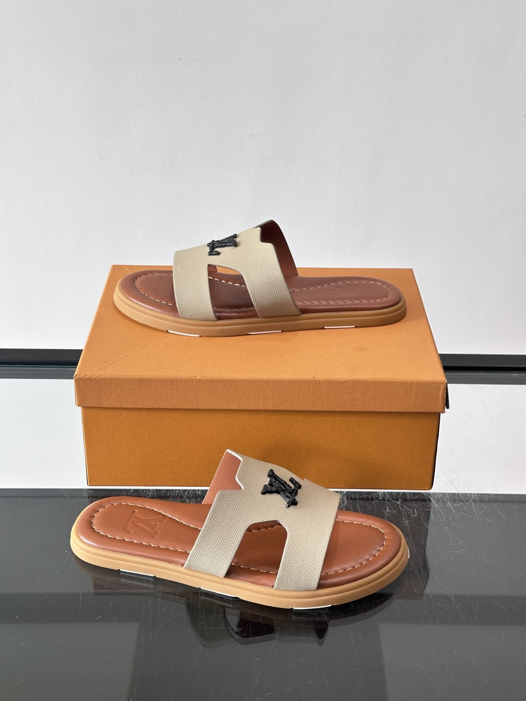 ​​✨LV Isola系列凉拖鞋，采用Monogram压花皮革，搭配橡胶鞋底，简约又有辨识度。鞋面“LV