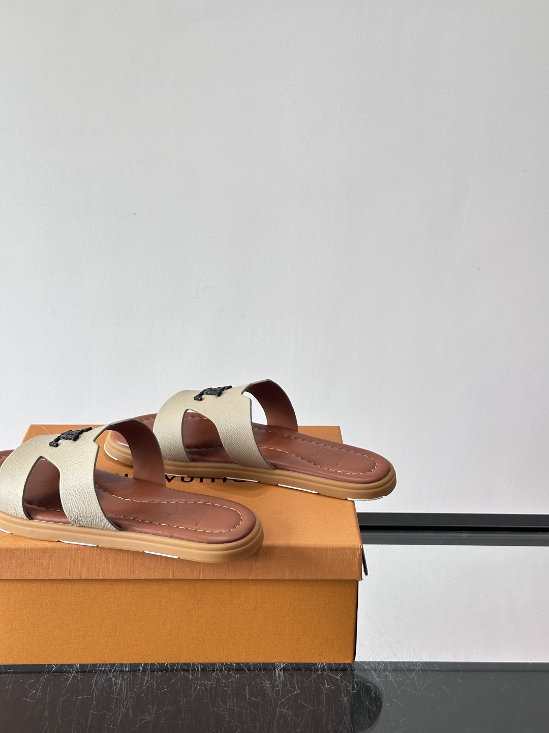 ​​✨LV Isola系列凉拖鞋，采用Monogram压花皮革，搭配橡胶鞋底，简约又有辨识度。鞋面“LV