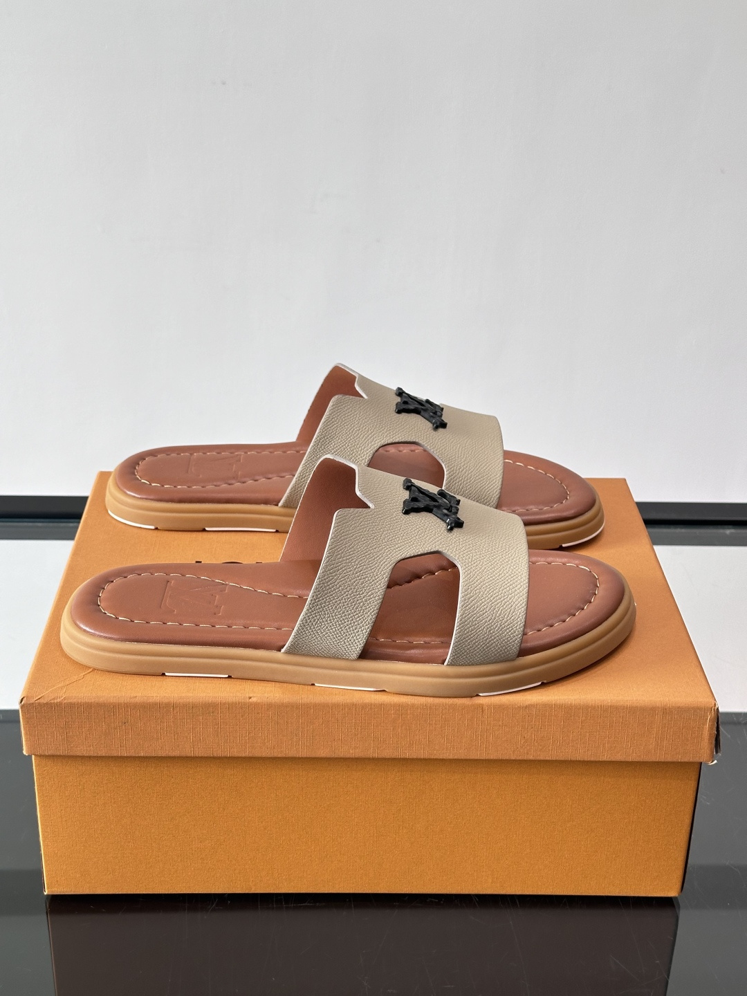 ​​✨LV Isola系列凉拖鞋，采用Monogram压花皮革，搭配橡胶鞋底，简约又有辨识度。鞋面“LV