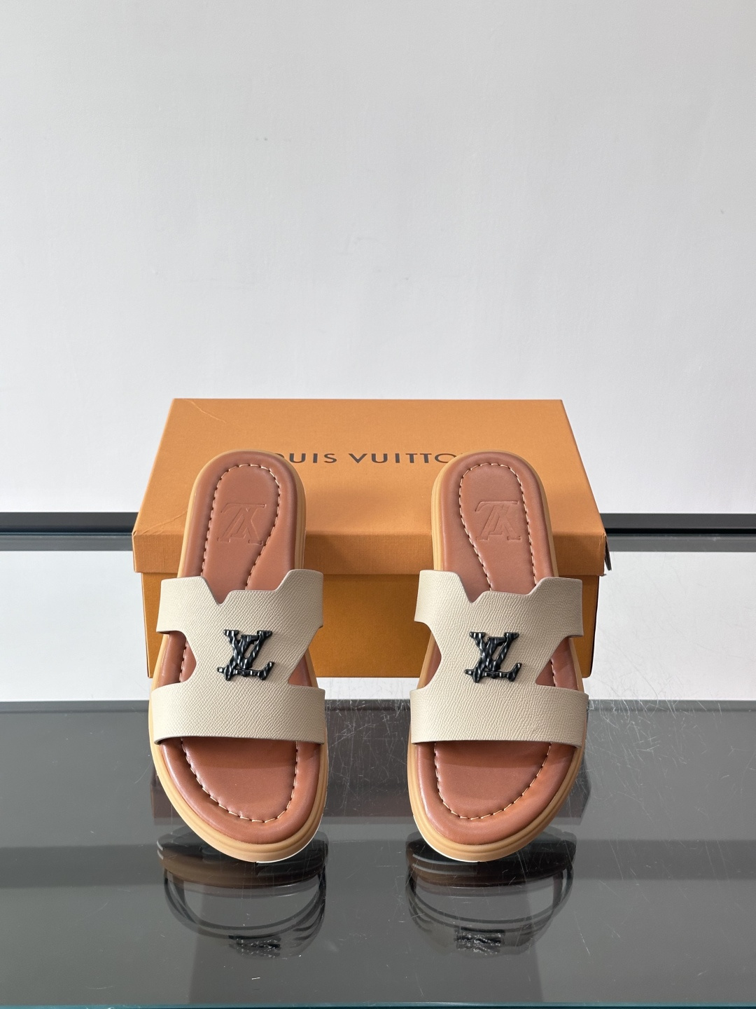 ​​✨LV Isola系列凉拖鞋，采用Monogram压花皮革，搭配橡胶鞋底，简约又有辨识度。鞋面“LV