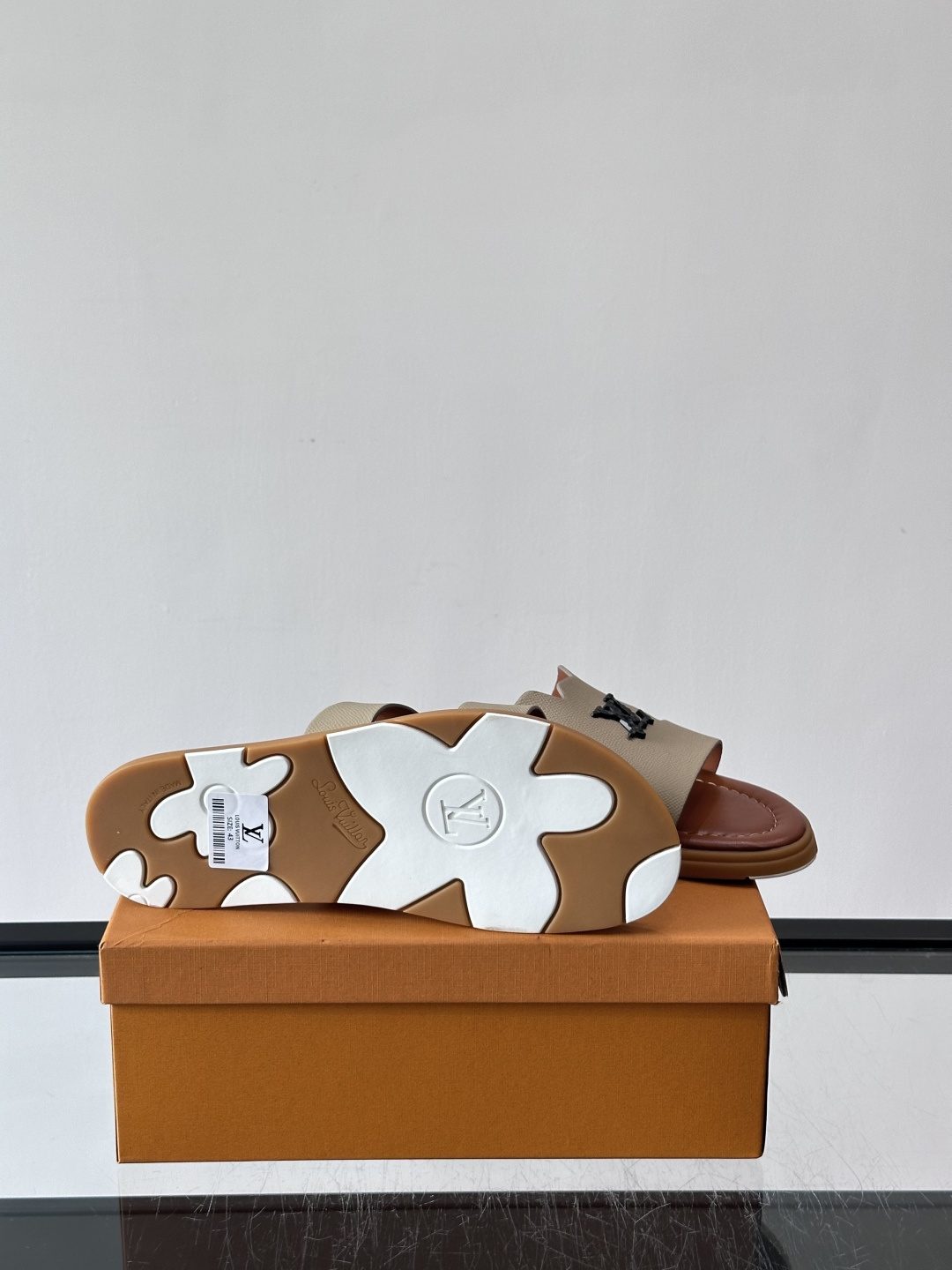 ​​✨LV Isola系列凉拖鞋，采用Monogram压花皮革，搭配橡胶鞋底，简约又有辨识度。鞋面“LV