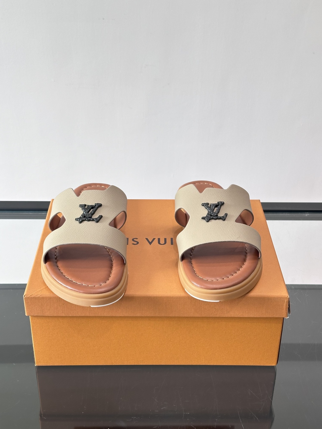 ​​✨LV Isola系列凉拖鞋，采用Monogram压花皮革，搭配橡胶鞋底，简约又有辨识度。鞋面“LV