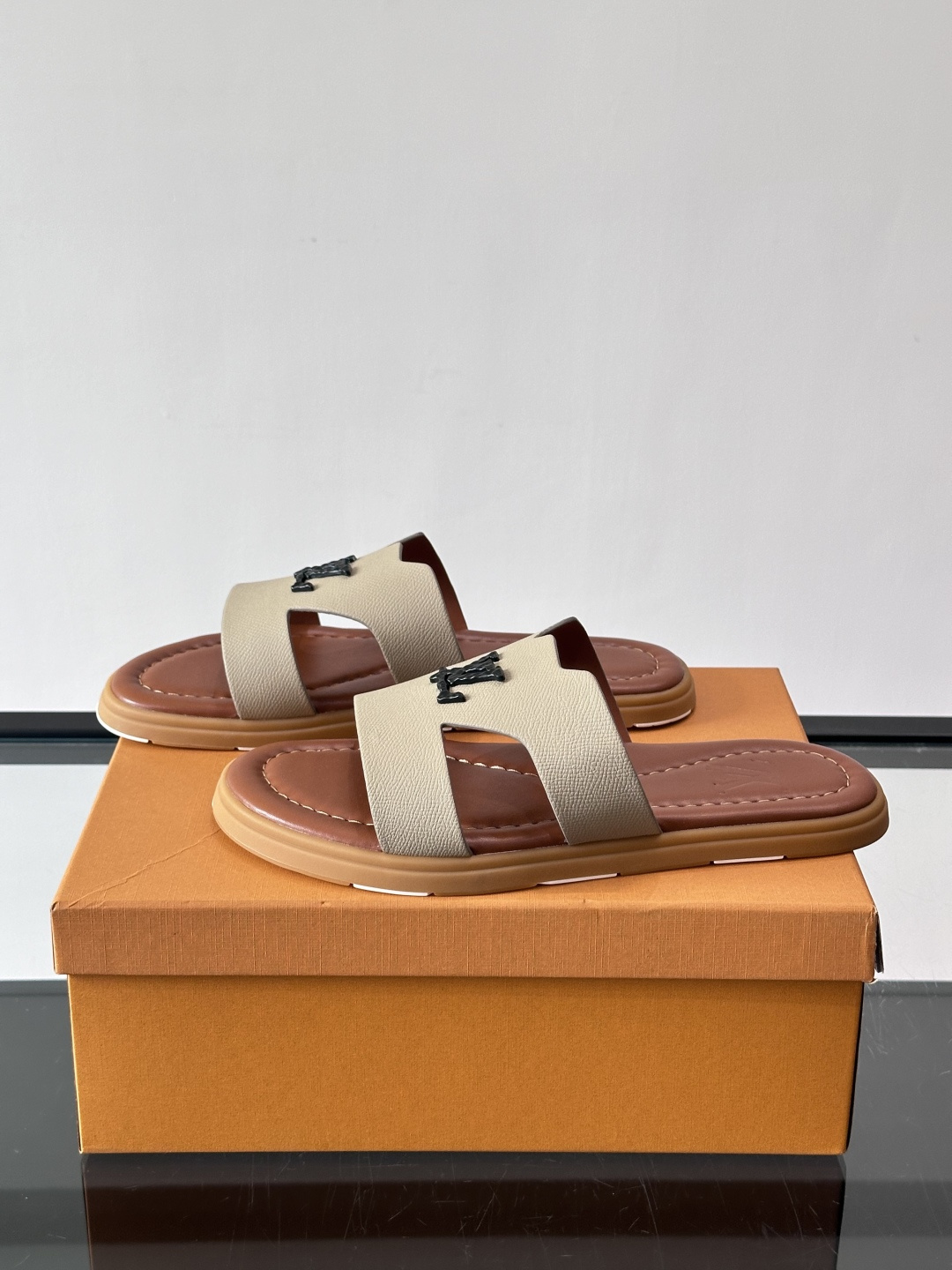 ​​✨LV Isola系列凉拖鞋，采用Monogram压花皮革，搭配橡胶鞋底，简约又有辨识度。鞋面“LV