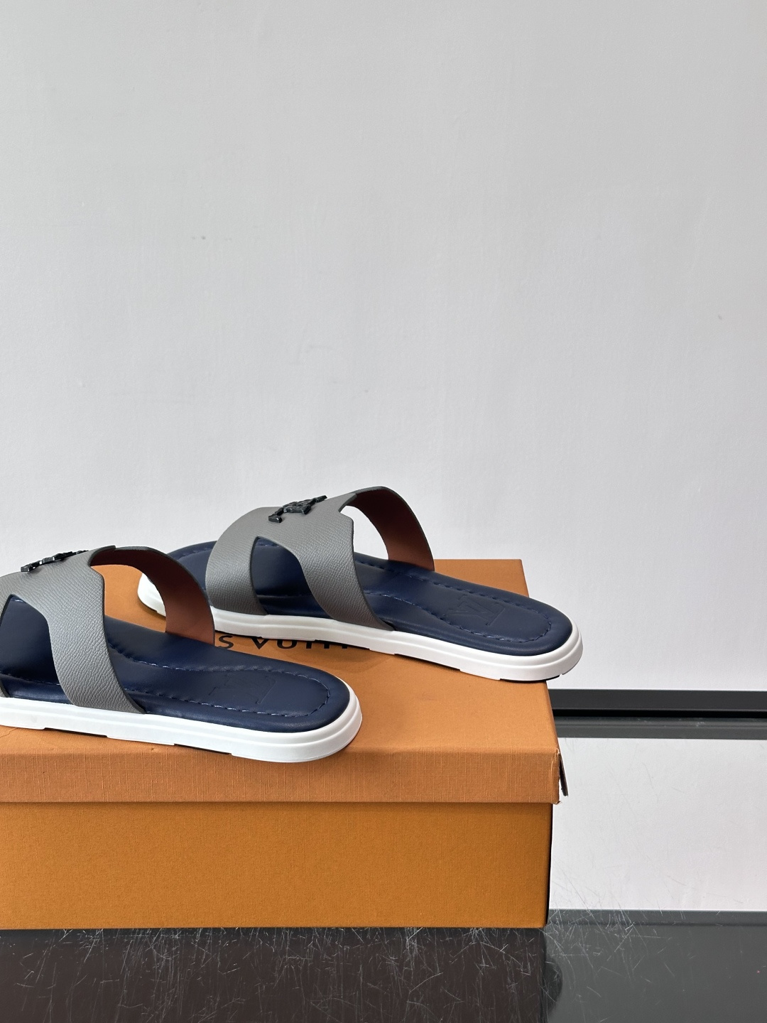 ​​✨LV Isola系列凉拖鞋，采用Monogram压花皮革，搭配橡胶鞋底，简约又有辨识度。鞋面“LV