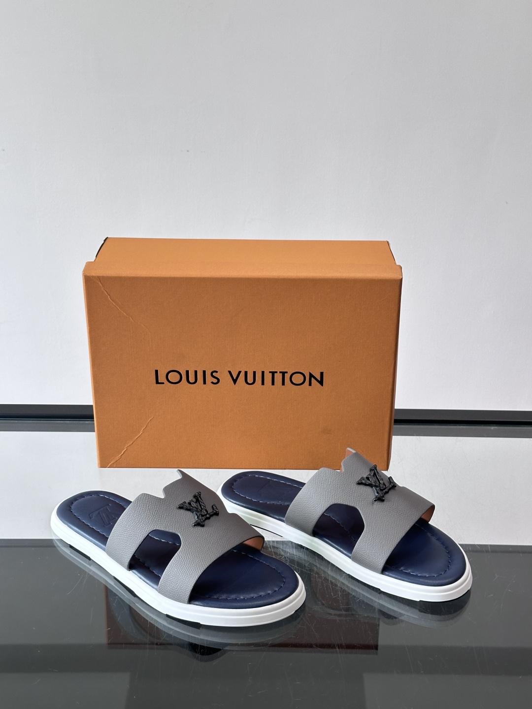 ​​✨LV Isola系列凉拖鞋，采用Monogram压花皮革，搭配橡胶鞋底，简约又有辨识度。鞋面“LV
