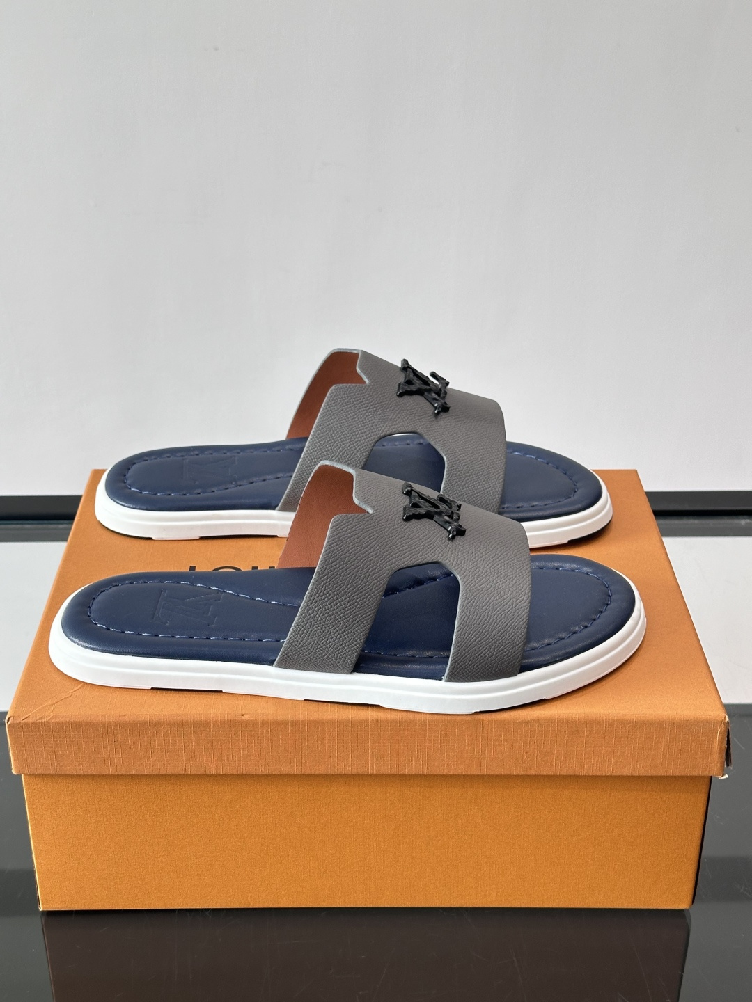 ​​✨LV Isola系列凉拖鞋，采用Monogram压花皮革，搭配橡胶鞋底，简约又有辨识度。鞋面“LV