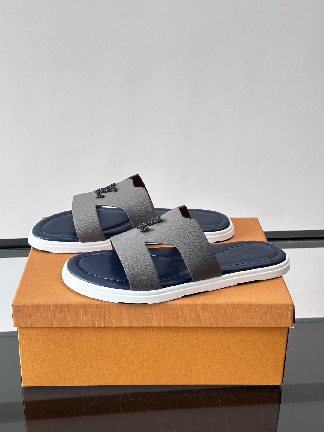 ​​✨LV Isola系列凉拖鞋，采用Monogram压花皮革，搭配橡胶鞋底，简约又有辨识度。鞋面“LV