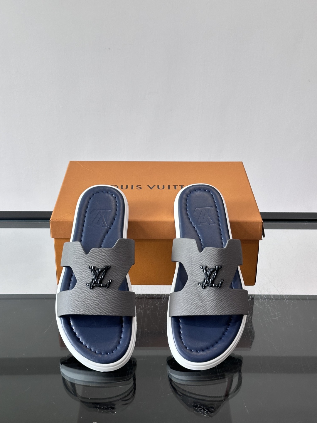 ​​✨LV Isola系列凉拖鞋，采用Monogram压花皮革，搭配橡胶鞋底，简约又有辨识度。鞋面“LV