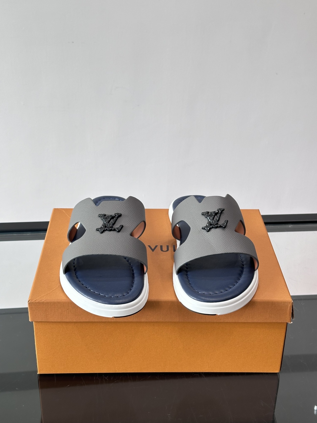 ​​✨LV Isola系列凉拖鞋，采用Monogram压花皮革，搭配橡胶鞋底，简约又有辨识度。鞋面“LV
