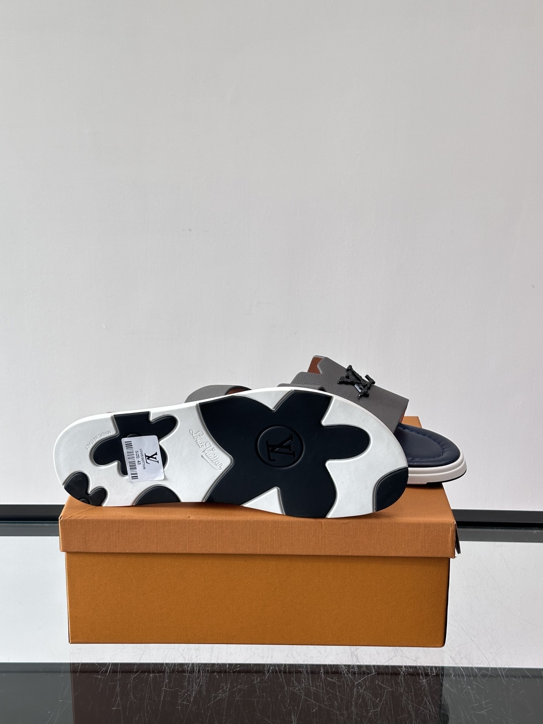 ​​✨LV Isola系列凉拖鞋，采用Monogram压花皮革，搭配橡胶鞋底，简约又有辨识度。鞋面“LV