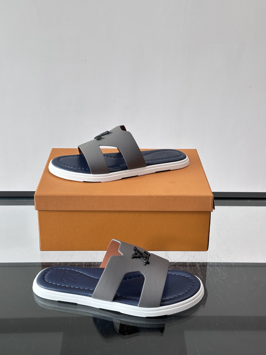 ​​✨LV Isola系列凉拖鞋，采用Monogram压花皮革，搭配橡胶鞋底，简约又有辨识度。鞋面“LV