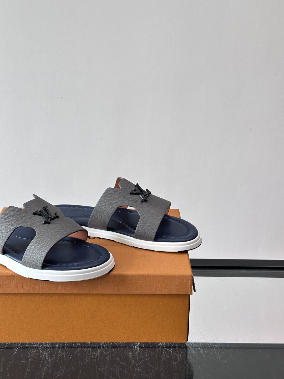 ​​✨LV Isola系列凉拖鞋，采用Monogram压花皮革，搭配橡胶鞋底，简约又有辨识度。鞋面“LV