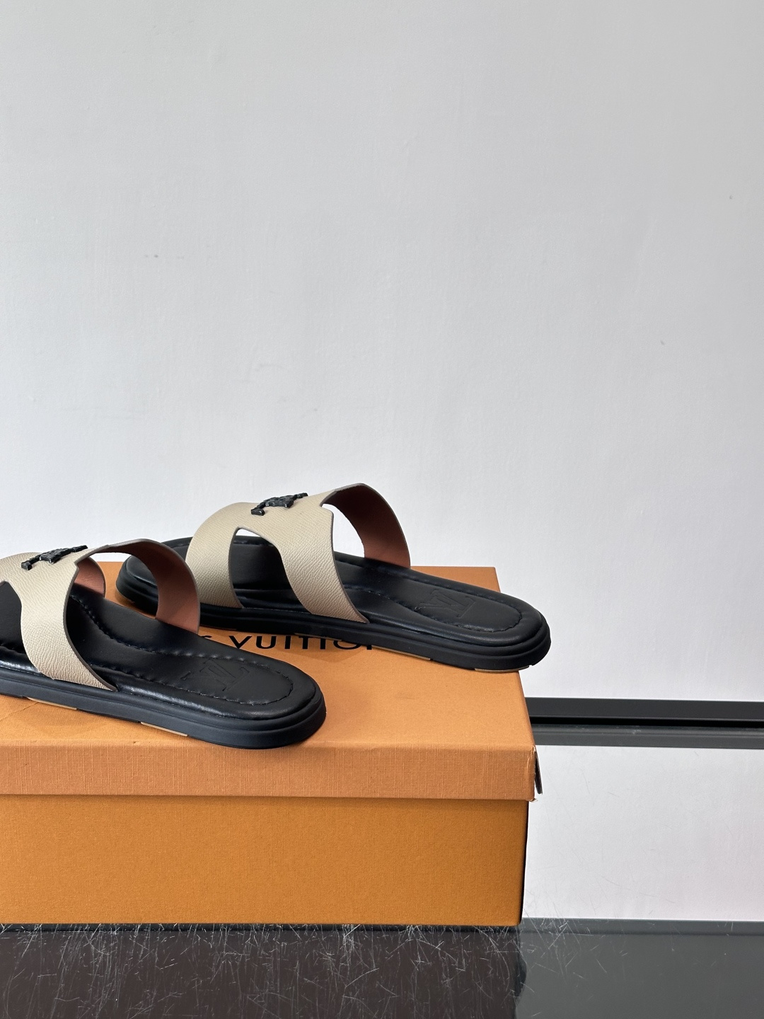 ​​✨LV Isola系列凉拖鞋，采用Monogram压花皮革，搭配橡胶鞋底，简约又有辨识度。鞋面“LV