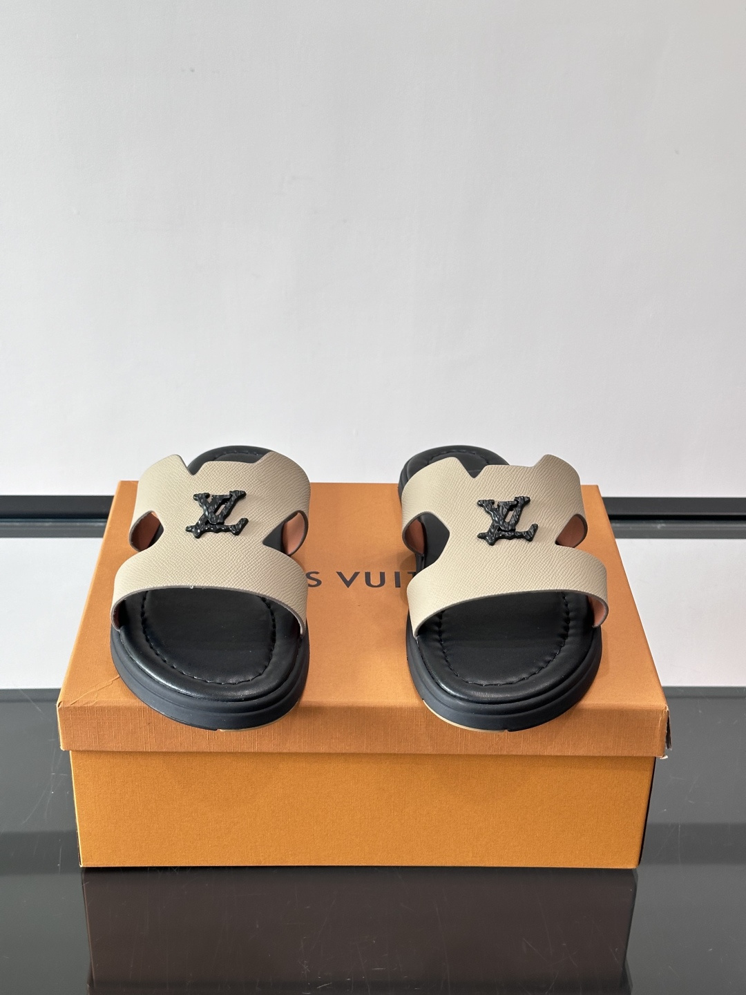 ​​✨LV Isola系列凉拖鞋，采用Monogram压花皮革，搭配橡胶鞋底，简约又有辨识度。鞋面“LV