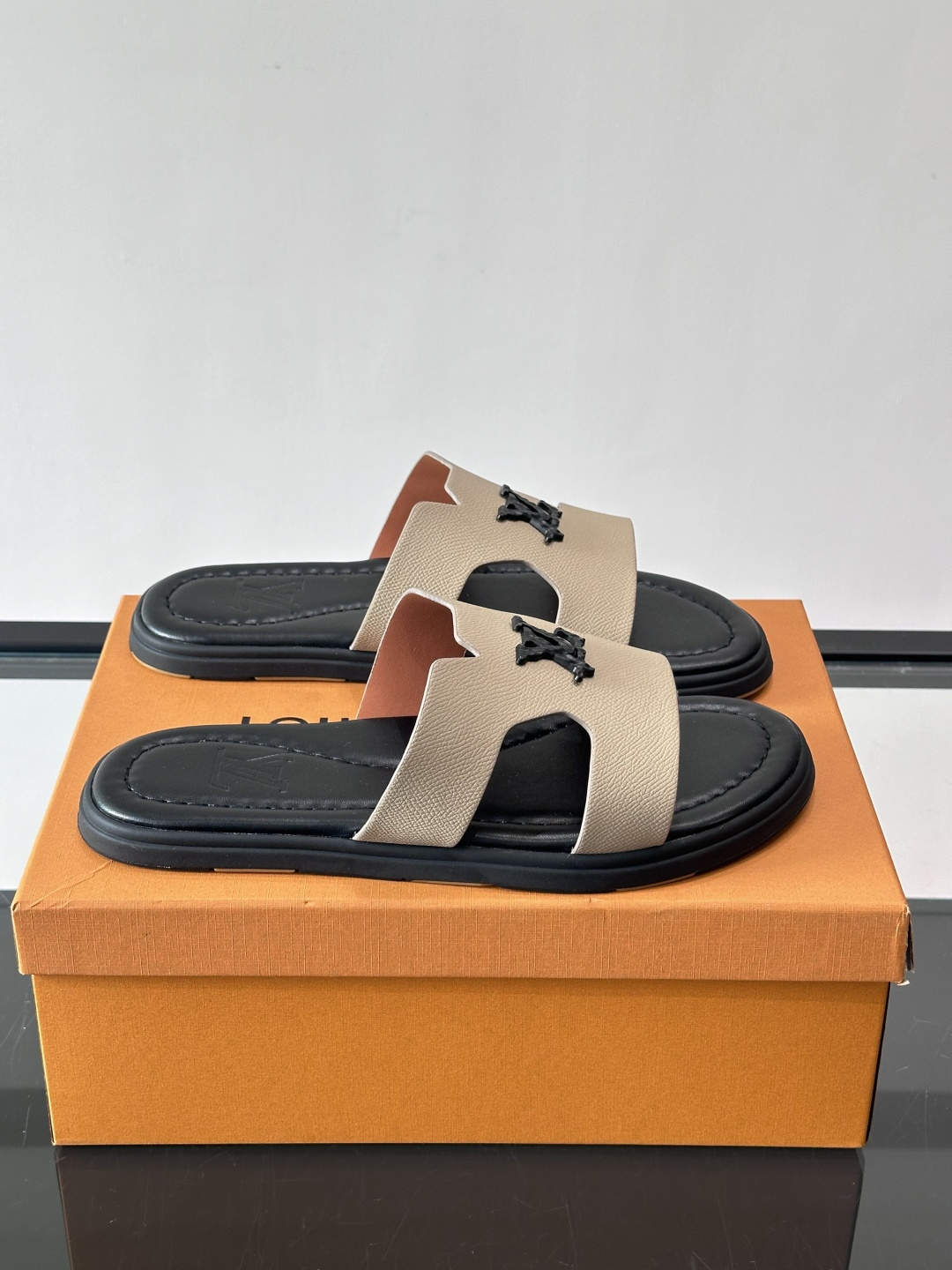 ​​✨LV Isola系列凉拖鞋，采用Monogram压花皮革，搭配橡胶鞋底，简约又有辨识度。鞋面“LV