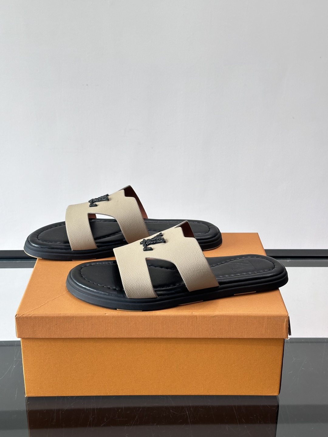 ​​✨LV Isola系列凉拖鞋，采用Monogram压花皮革，搭配橡胶鞋底，简约又有辨识度。鞋面“LV