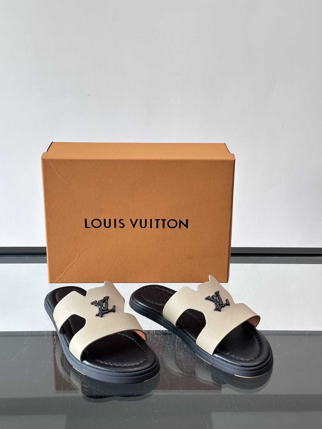 ​​✨LV Isola系列凉拖鞋，采用Monogram压花皮革，搭配橡胶鞋底，简约又有辨识度。鞋面“LV