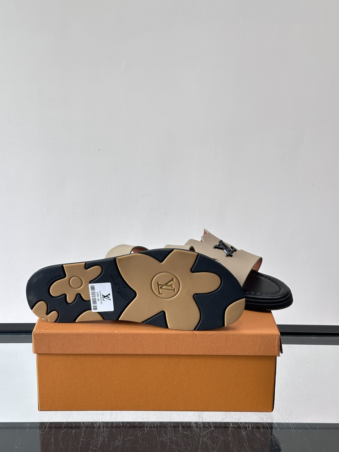 ​​✨LV Isola系列凉拖鞋，采用Monogram压花皮革，搭配橡胶鞋底，简约又有辨识度。鞋面“LV