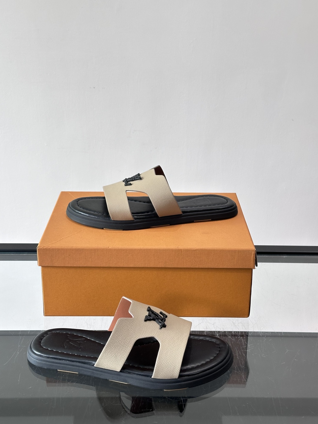 ​​✨LV Isola系列凉拖鞋，采用Monogram压花皮革，搭配橡胶鞋底，简约又有辨识度。鞋面“LV