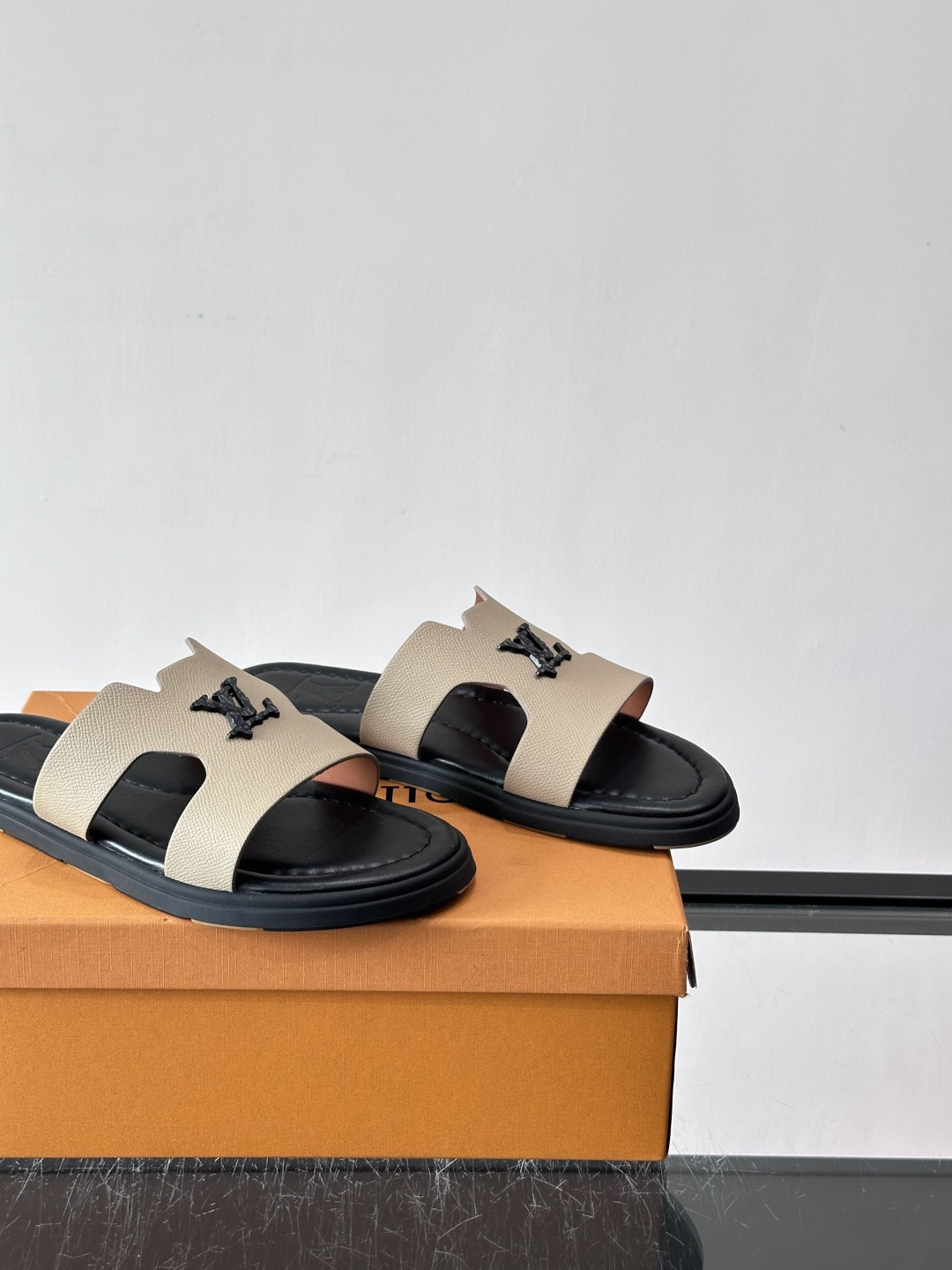 ​​✨LV Isola系列凉拖鞋，采用Monogram压花皮革，搭配橡胶鞋底，简约又有辨识度。鞋面“LV