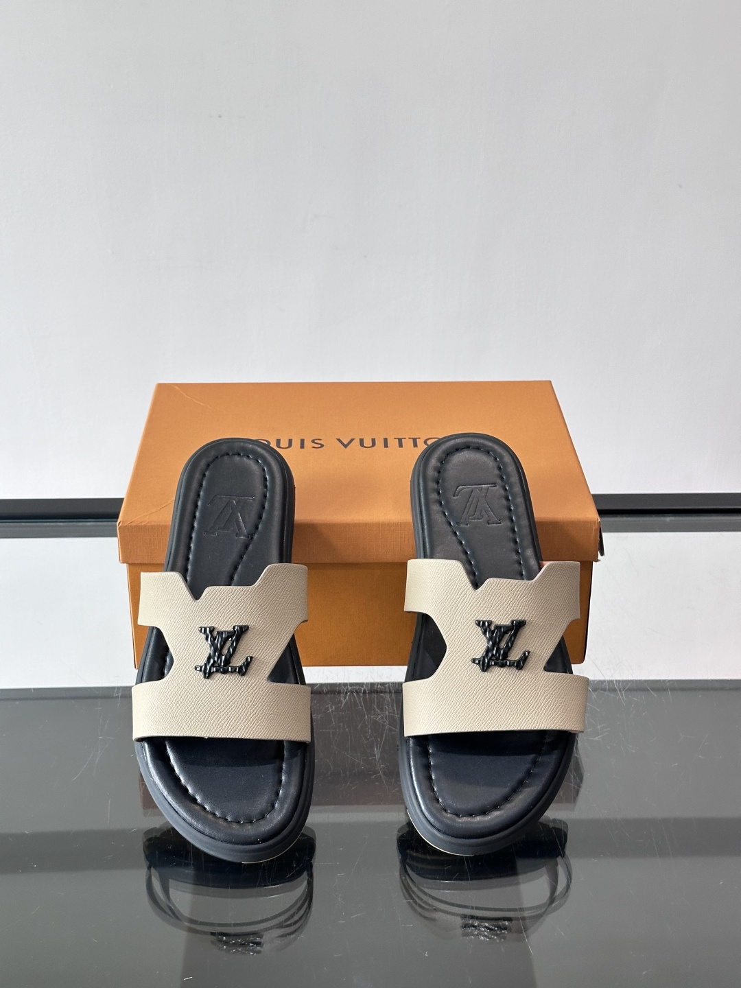​​✨LV Isola系列凉拖鞋，采用Monogram压花皮革，搭配橡胶鞋底，简约又有辨识度。鞋面“LV