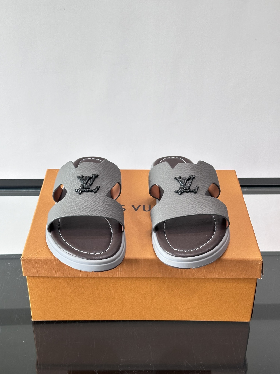 ​​✨LV Isola系列凉拖鞋，采用Monogram压花皮革，搭配橡胶鞋底，简约又有辨识度。鞋面“LV