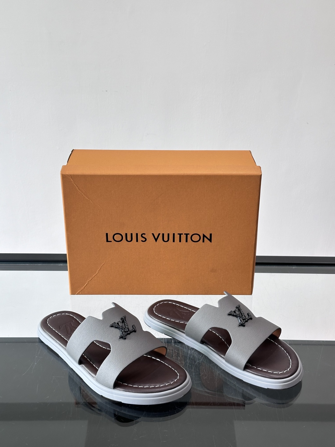 ​​✨LV Isola系列凉拖鞋，采用Monogram压花皮革，搭配橡胶鞋底，简约又有辨识度。鞋面“LV
