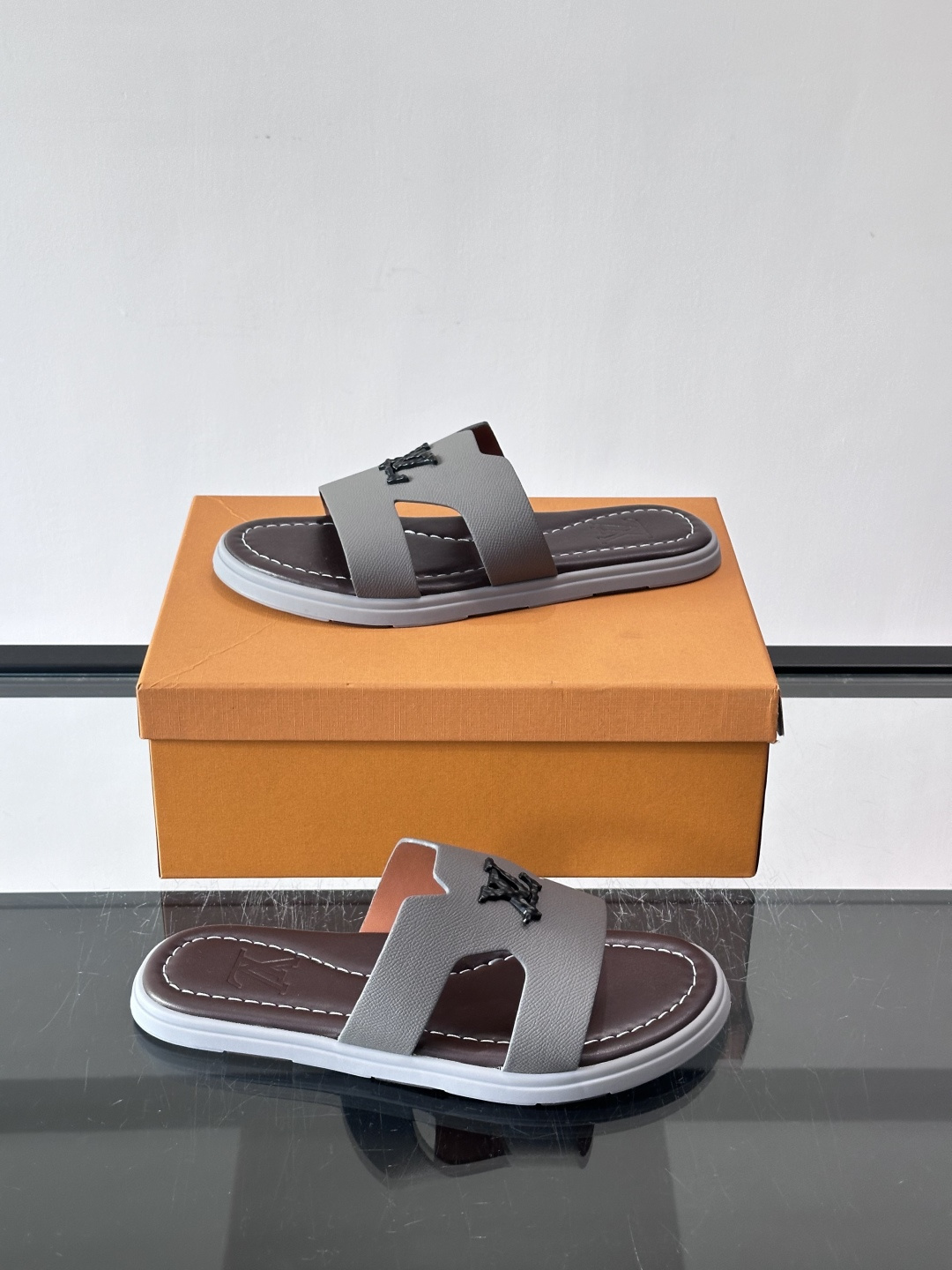 ​​✨LV Isola系列凉拖鞋，采用Monogram压花皮革，搭配橡胶鞋底，简约又有辨识度。鞋面“LV